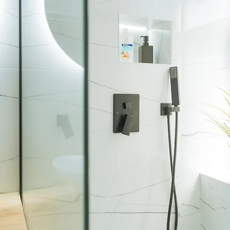 Apartament Oldtown Oasis --- Self Check In --- Metro Station At 1min --- Secured Parking Nearby--- Bukareszt